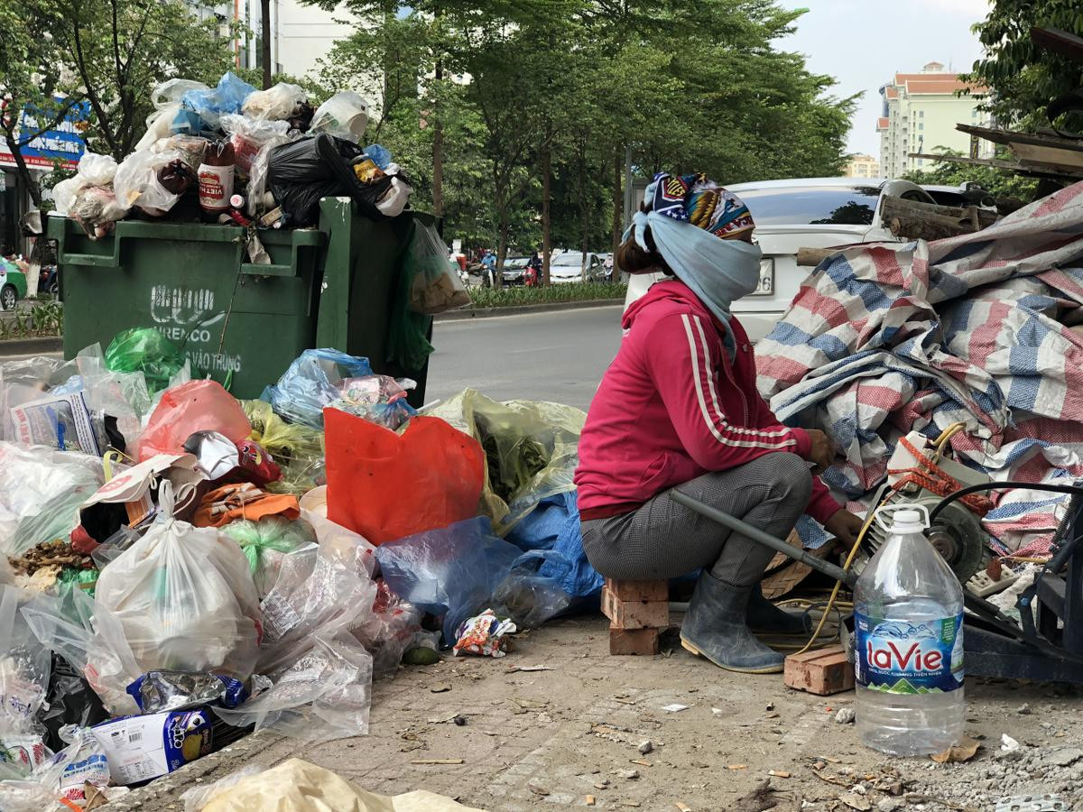 Rác thải chất đống trên đường phố Hà Nội, nhiều người dân lắc đầu ngao ngán Ảnh 4