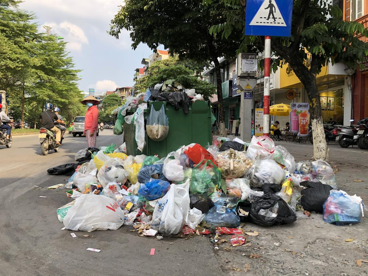 Rác thải chất đống trên đường phố Hà Nội, nhiều người dân lắc đầu ngao ngán Ảnh 1