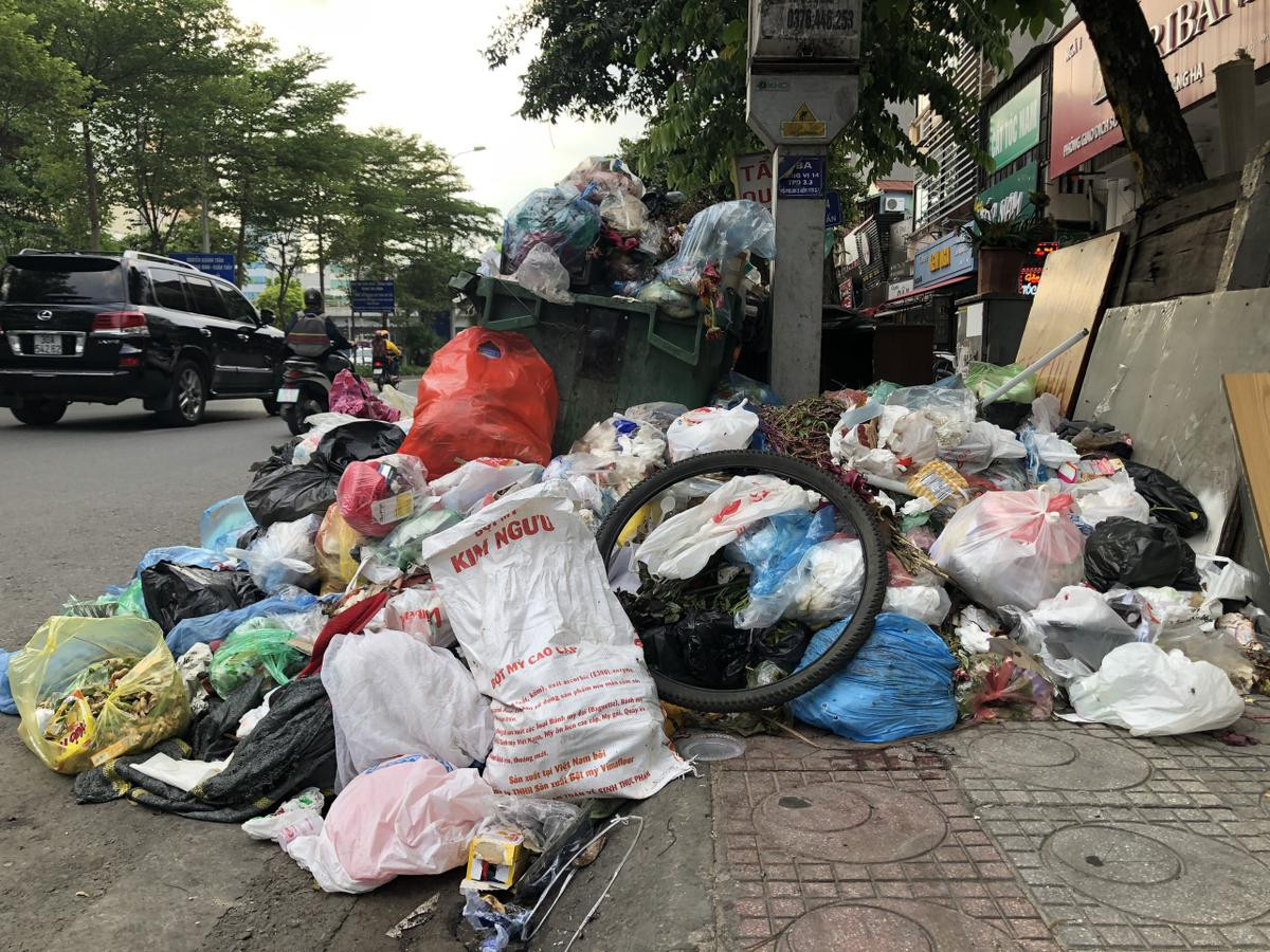 Rác thải chất đống trên đường phố Hà Nội, nhiều người dân lắc đầu ngao ngán Ảnh 6