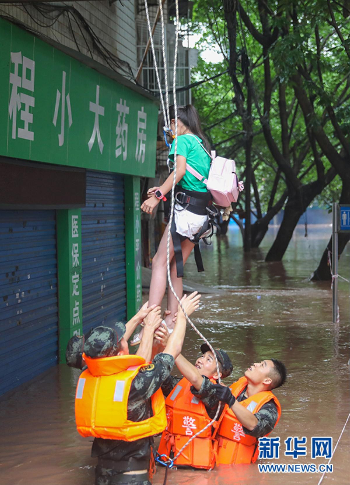 Nước lũ phun trào như nham thạch ở Trung Quốc, nhấn chìm ô tô đỗ trên đường Ảnh 8