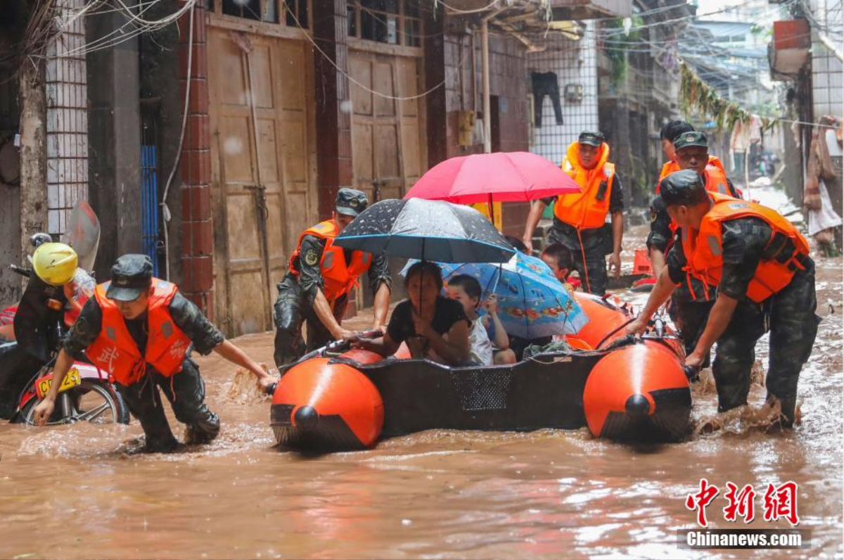 Nước lũ phun trào như nham thạch ở Trung Quốc, nhấn chìm ô tô đỗ trên đường Ảnh 4