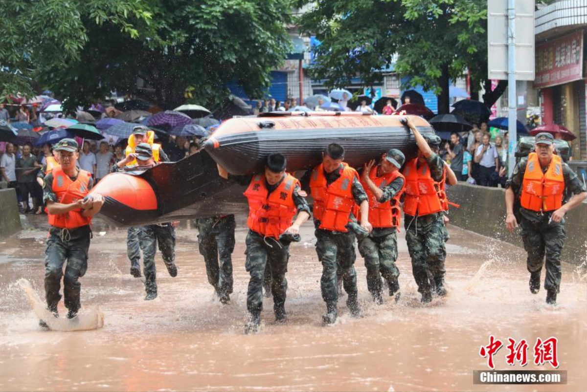 Nước lũ phun trào như nham thạch ở Trung Quốc, nhấn chìm ô tô đỗ trên đường Ảnh 3