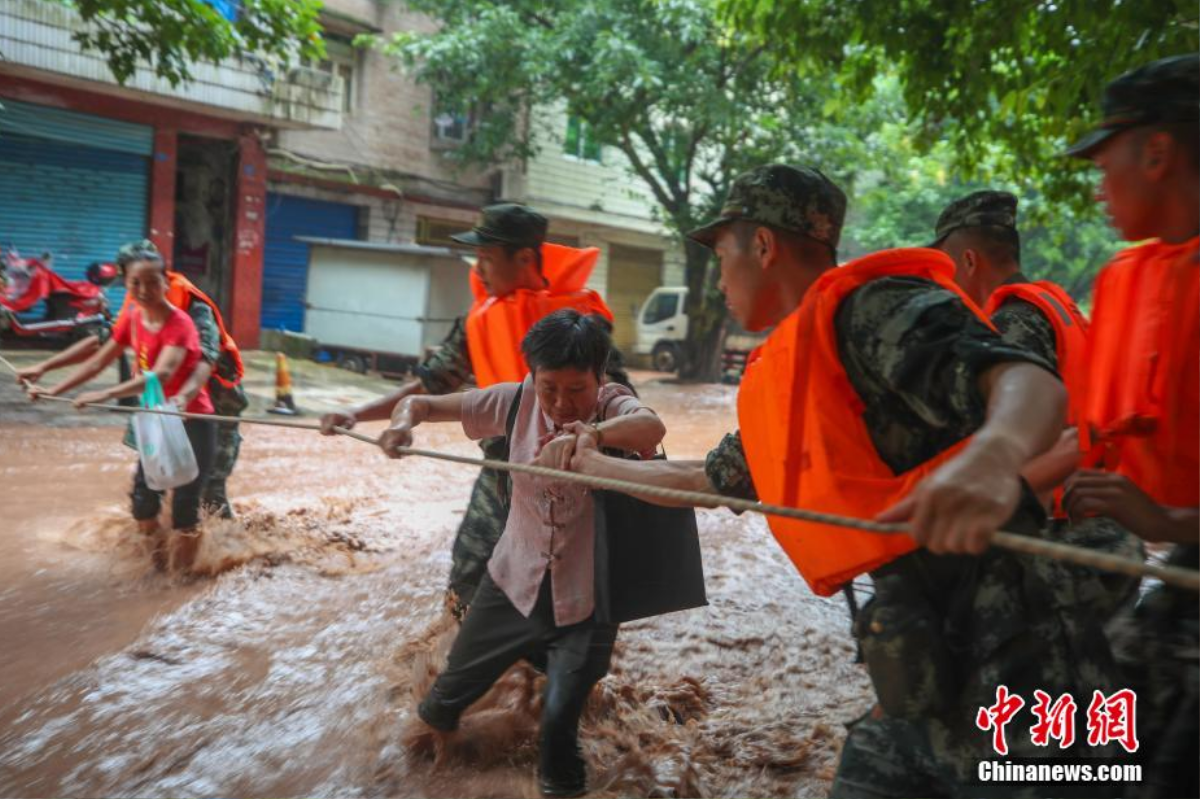 Nước lũ phun trào như nham thạch ở Trung Quốc, nhấn chìm ô tô đỗ trên đường Ảnh 6