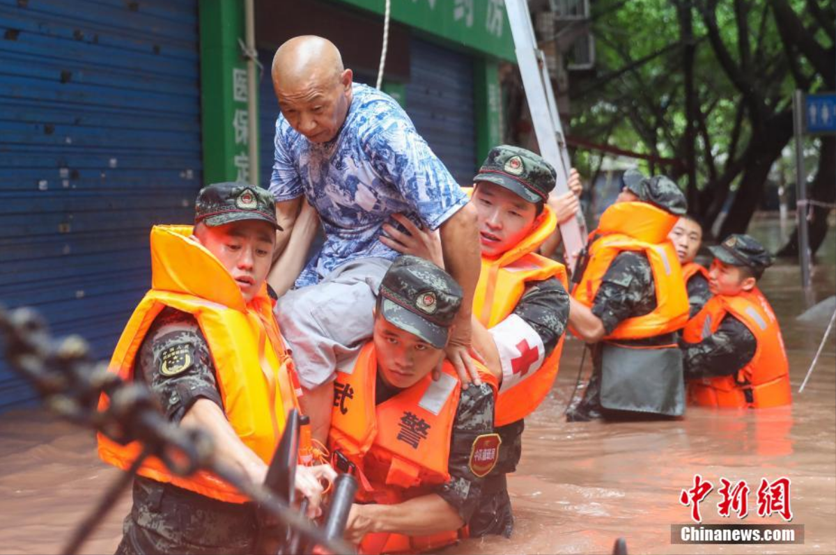 Nước lũ phun trào như nham thạch ở Trung Quốc, nhấn chìm ô tô đỗ trên đường Ảnh 7