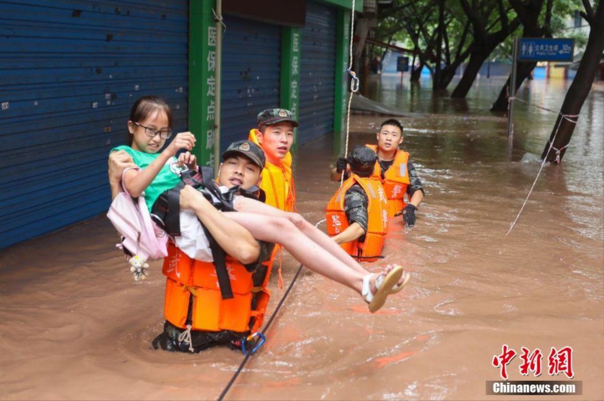 Nước lũ phun trào như nham thạch ở Trung Quốc, nhấn chìm ô tô đỗ trên đường Ảnh 9