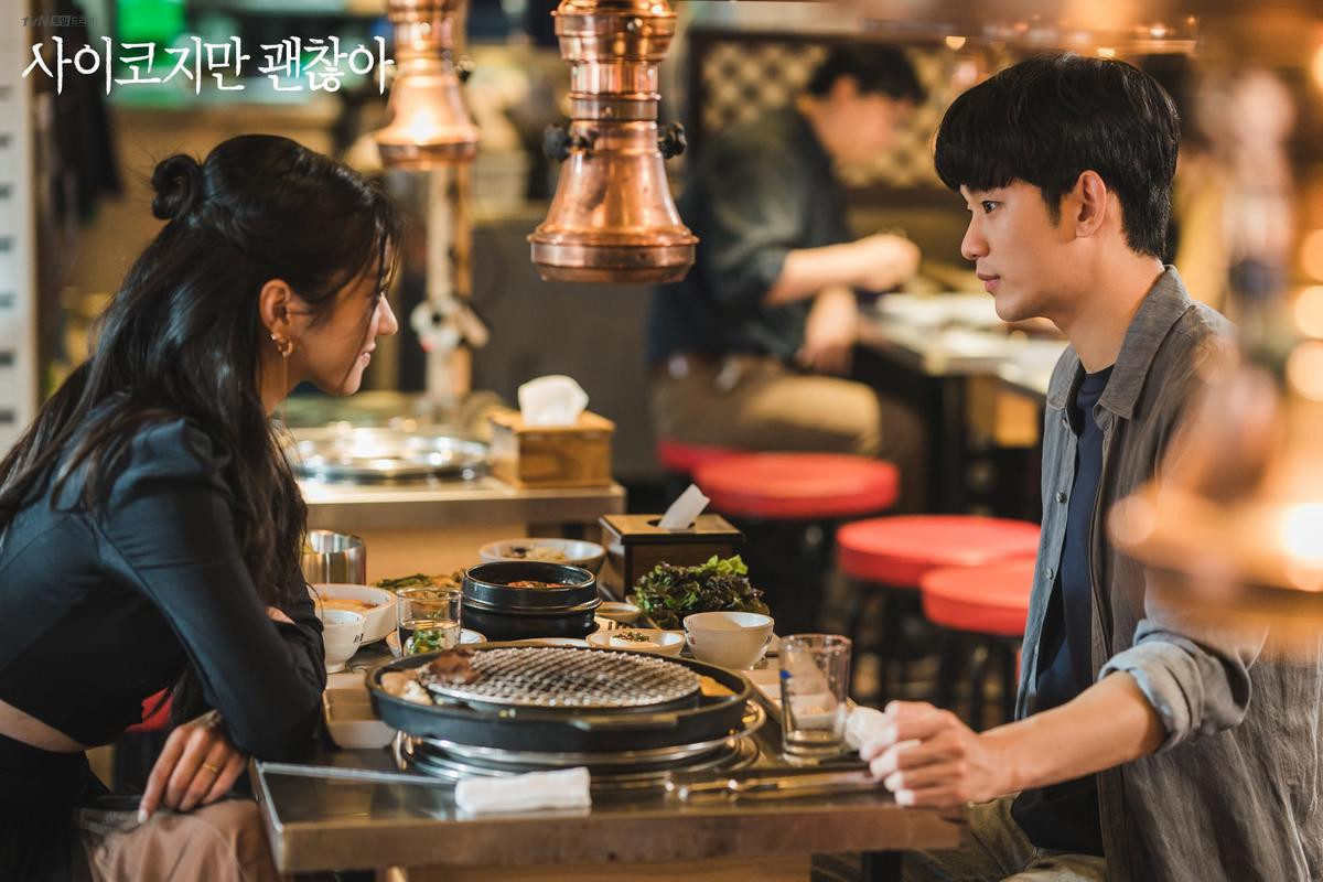 Những bí ẩn sắp được giải mã trong nửa sau drama 'Điên thì có sao' của Kim Soo Hyun và Seo Ye Ji Ảnh 1