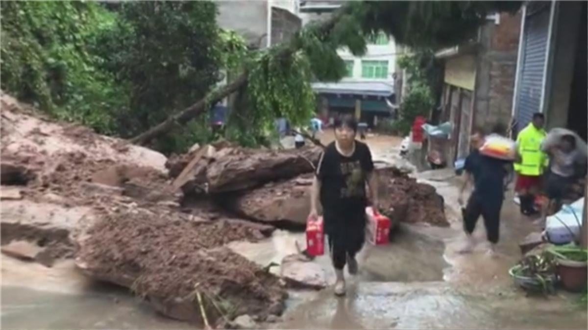 Nước lũ đổ ập xối xả vào văn phòng ở Trung Quốc nhấn chìm mọi đồ vật Ảnh 3