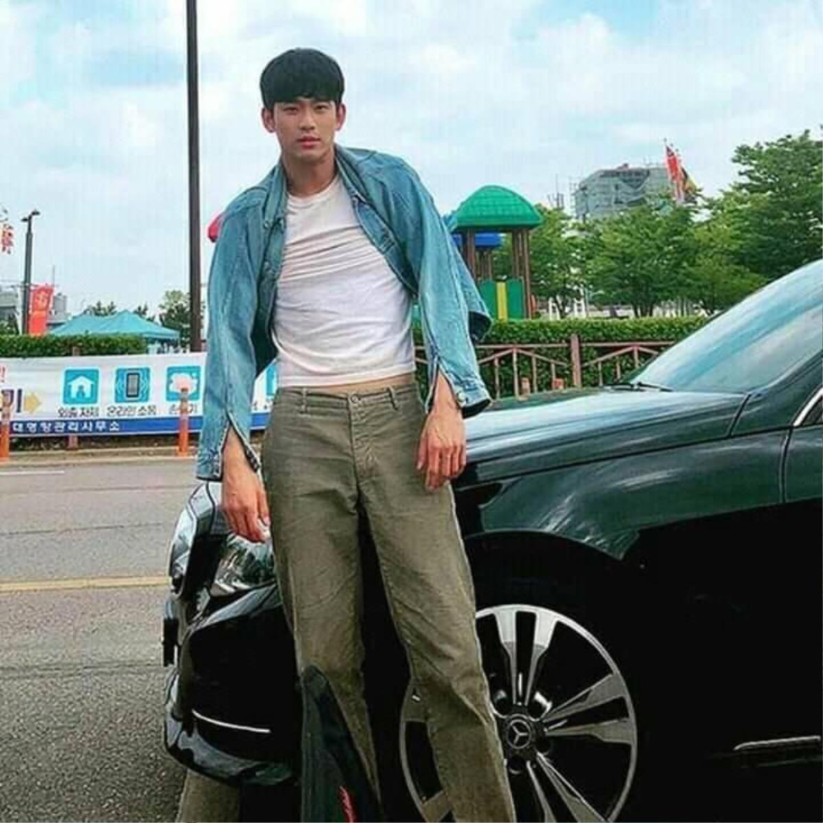 Ngọt đến sâu răng với hình ảnh Kim Soo Hyun vội vã khoác áo cho Seo Ye Ji vì sợ cô bị lạnh trong Điên thì có sao Ảnh 2