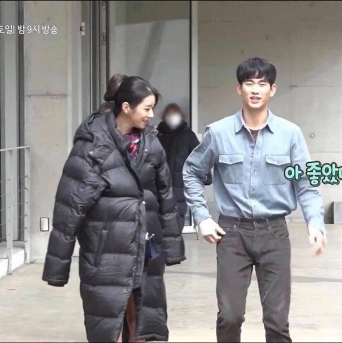 Ngọt đến sâu răng với hình ảnh Kim Soo Hyun vội vã khoác áo cho Seo Ye Ji vì sợ cô bị lạnh trong Điên thì có sao Ảnh 6