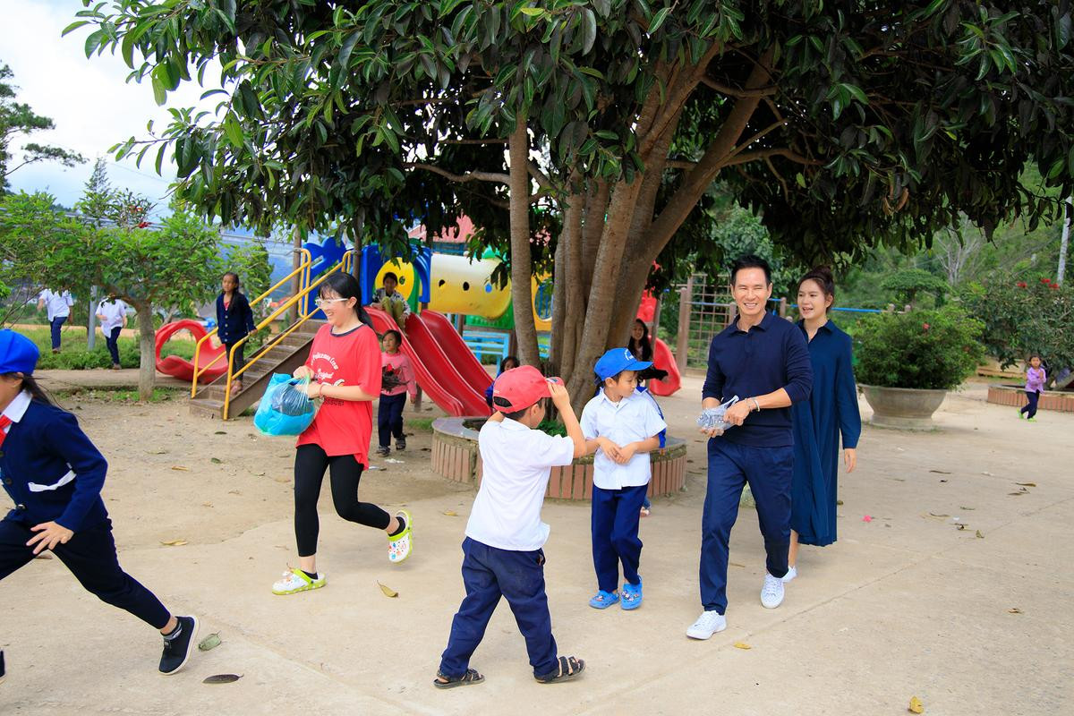 Lý Hải - Minh Hà kêu gọi quyên góp, trực tiếp lên vùng cao lắp đặt máy lọc nước cho người dân Ảnh 3