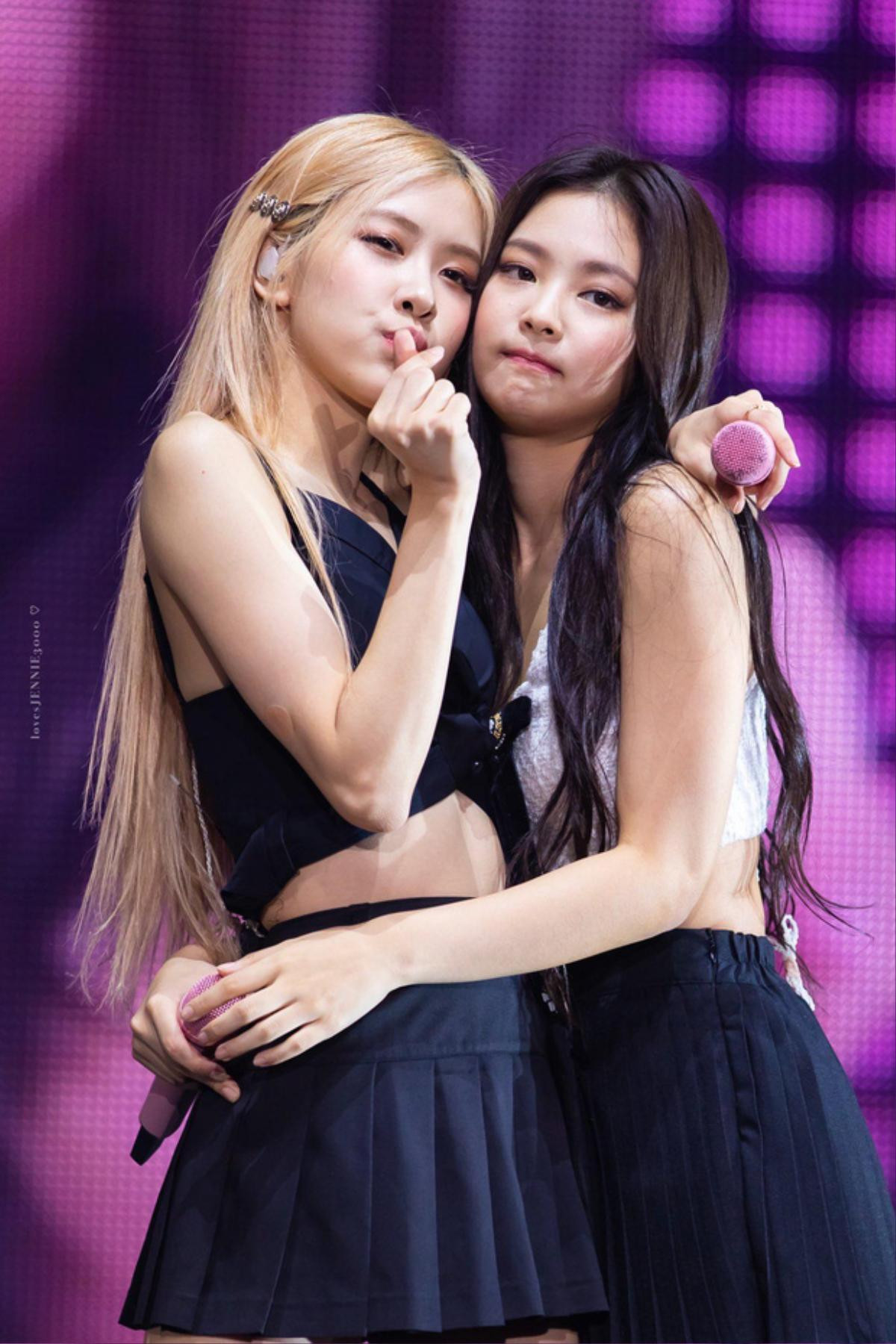 Cười 'rớt nước mắt' khi BlackPink đóng giả nhân viên: Jennie làm 'bà hoàng', Jisoo thành... 'dân mới vào nghề' Ảnh 4