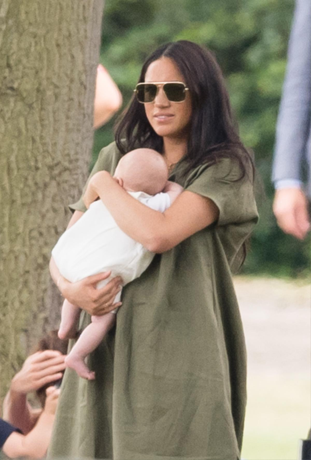 Chiếc váy nhăn nhúm của Meghan Markle được săn đón đến mức 'cháy hàng' Ảnh 5