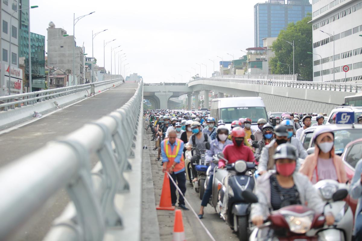 Cận cảnh đường trên cao nghìn tỷ ở Hà Nội trước ngày thông xe, con đường đau khổ’ ngày nào giờ sang xịn mịn đến bất ngờ Ảnh 9