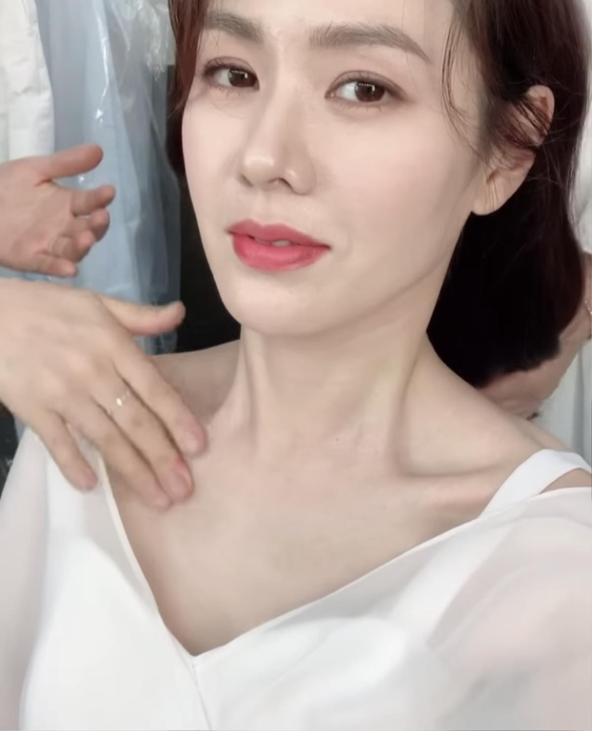 Han Ji Min hóa nữ thần 20 tuổi, áp đảo nhan sắc Son Ye Jin - Yoona và Suzy Ảnh 19