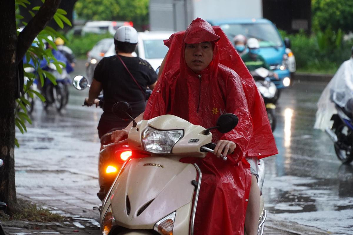 Mưa 'vàng' giải nhiệt Hà Nội sau chuỗi nắng nóng kỷ lục kéo dài nhất lịch sử trong vòng gần 50 năm qua Ảnh 8