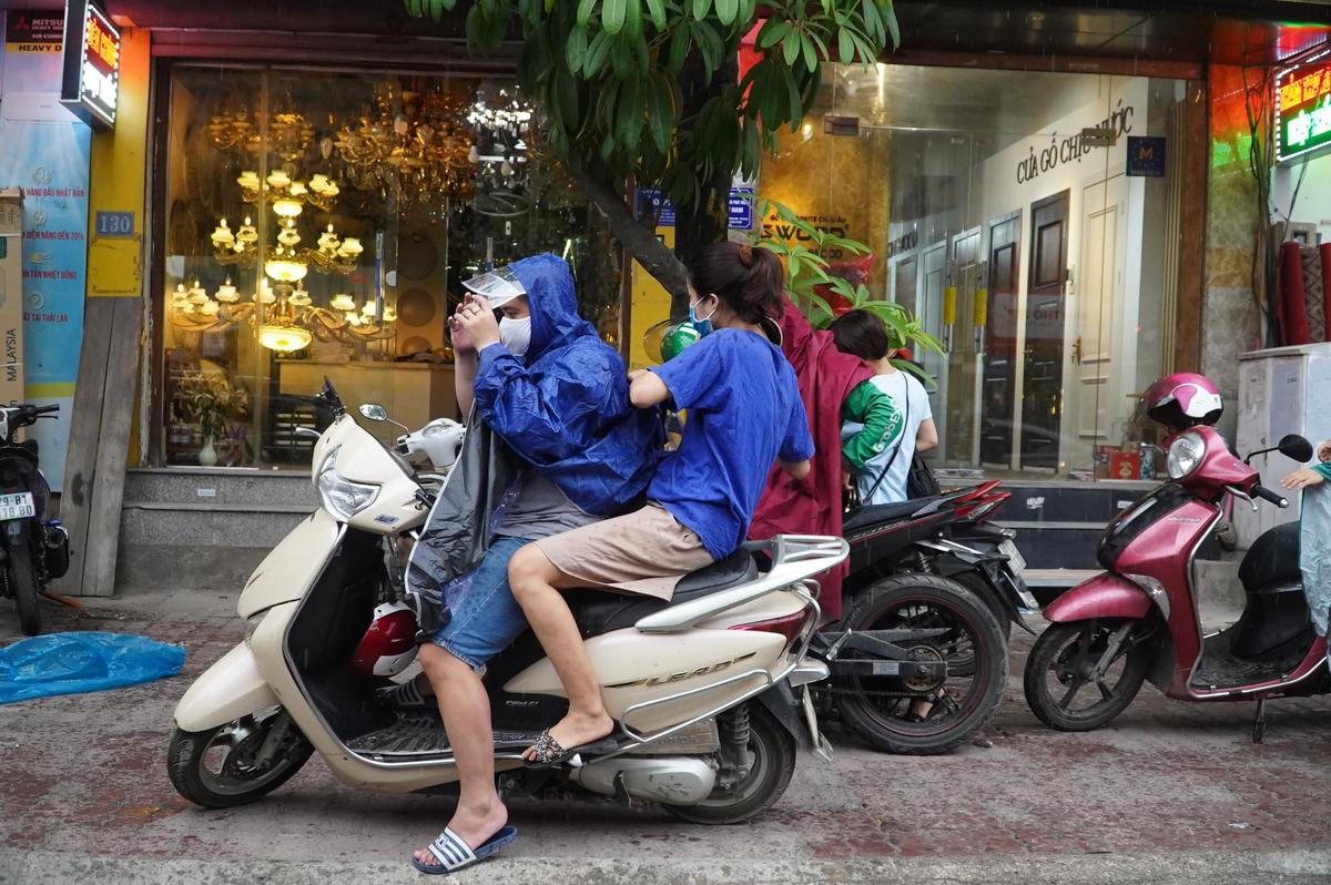 Mưa 'vàng' giải nhiệt Hà Nội sau chuỗi nắng nóng kỷ lục kéo dài nhất lịch sử trong vòng gần 50 năm qua Ảnh 4