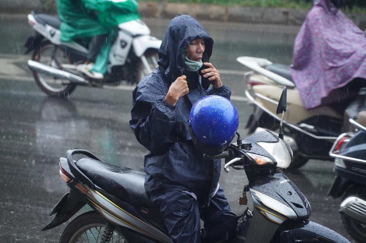 Mưa 'vàng' giải nhiệt Hà Nội sau chuỗi nắng nóng kỷ lục kéo dài nhất lịch sử trong vòng gần 50 năm qua Ảnh 3