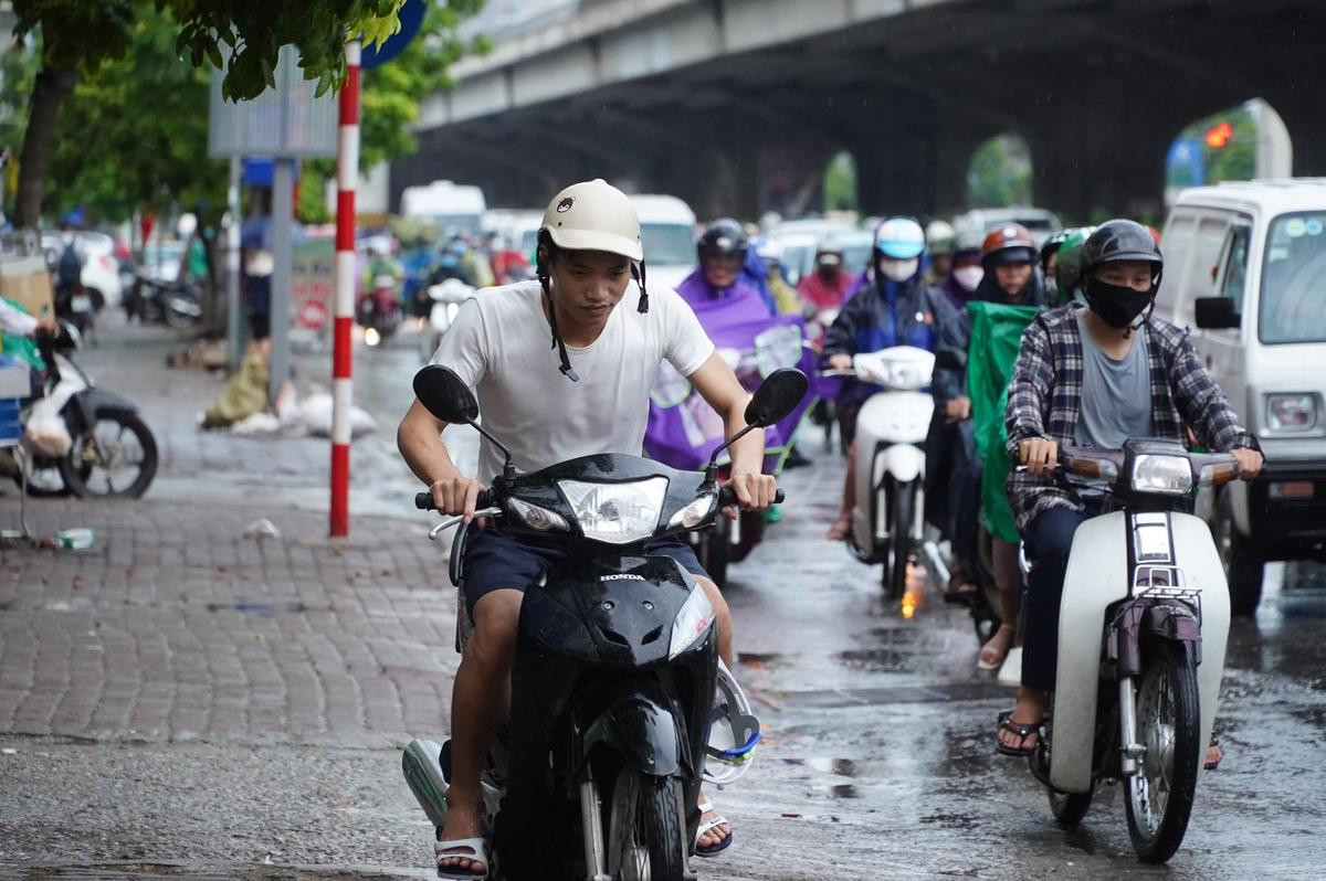 Mưa 'vàng' giải nhiệt Hà Nội sau chuỗi nắng nóng kỷ lục kéo dài nhất lịch sử trong vòng gần 50 năm qua Ảnh 1