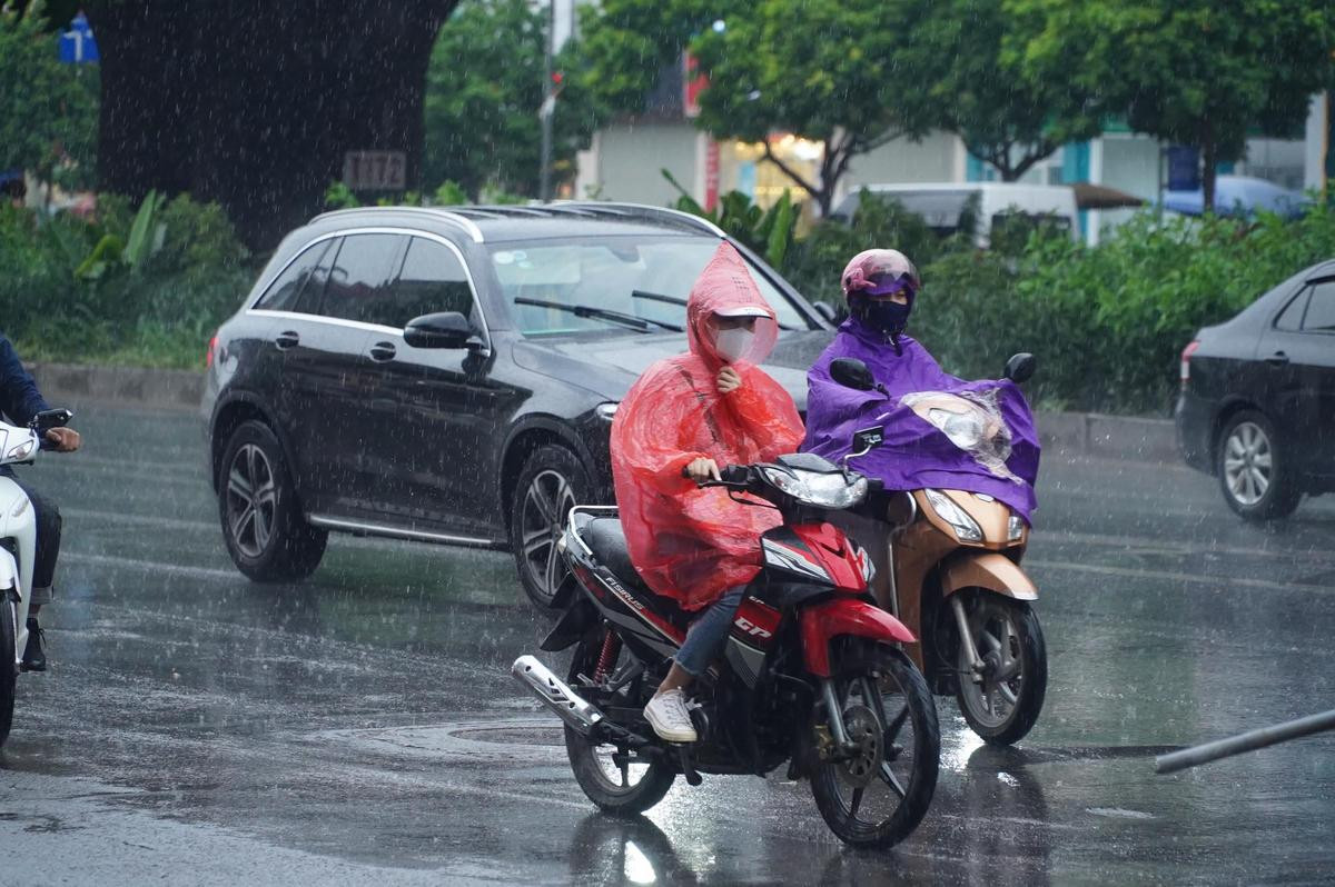 Mưa 'vàng' giải nhiệt Hà Nội sau chuỗi nắng nóng kỷ lục kéo dài nhất lịch sử trong vòng gần 50 năm qua Ảnh 7