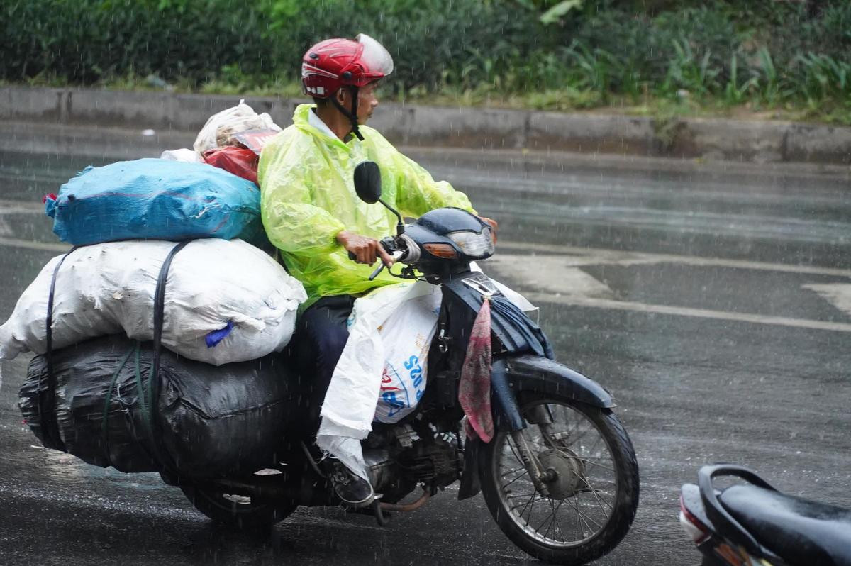 Mưa 'vàng' giải nhiệt Hà Nội sau chuỗi nắng nóng kỷ lục kéo dài nhất lịch sử trong vòng gần 50 năm qua Ảnh 12