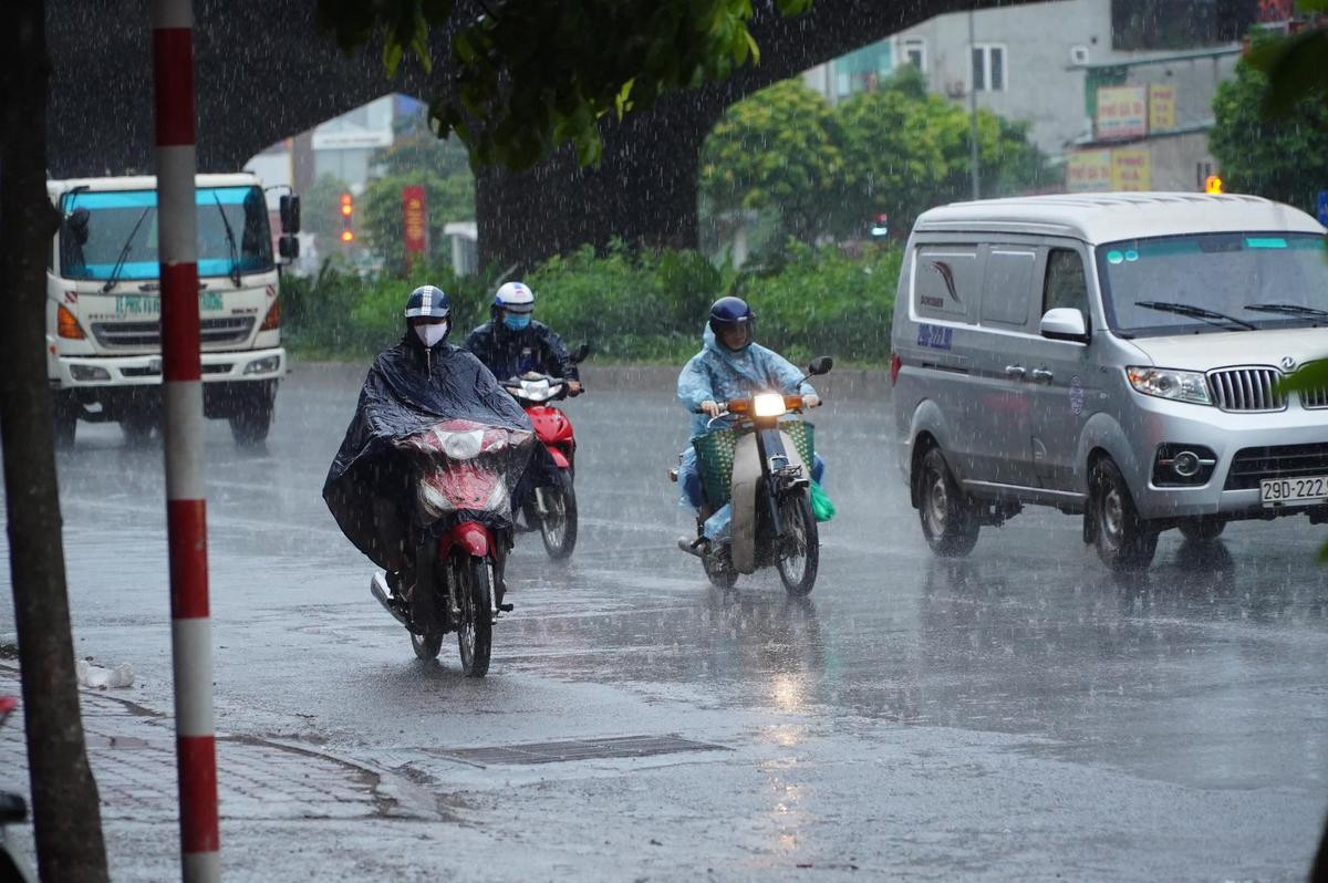 Mưa 'vàng' giải nhiệt Hà Nội sau chuỗi nắng nóng kỷ lục kéo dài nhất lịch sử trong vòng gần 50 năm qua Ảnh 9