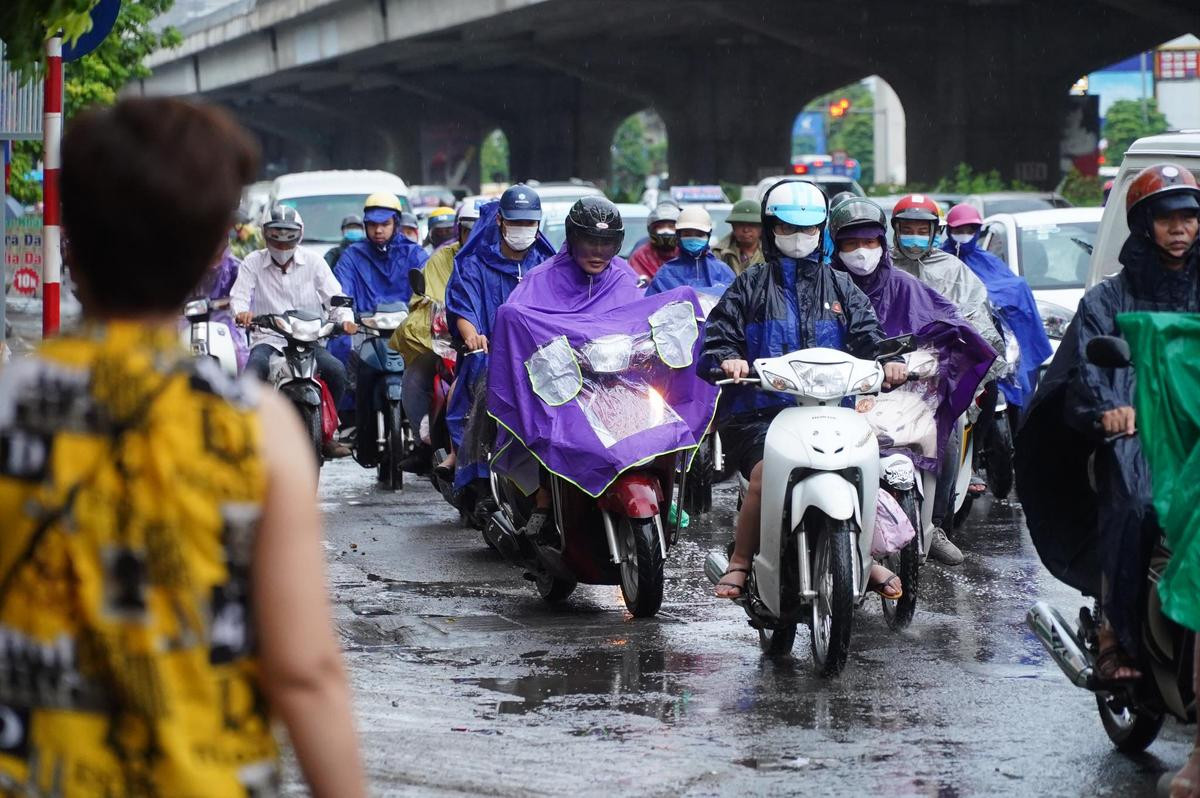 Mưa 'vàng' giải nhiệt Hà Nội sau chuỗi nắng nóng kỷ lục kéo dài nhất lịch sử trong vòng gần 50 năm qua Ảnh 2