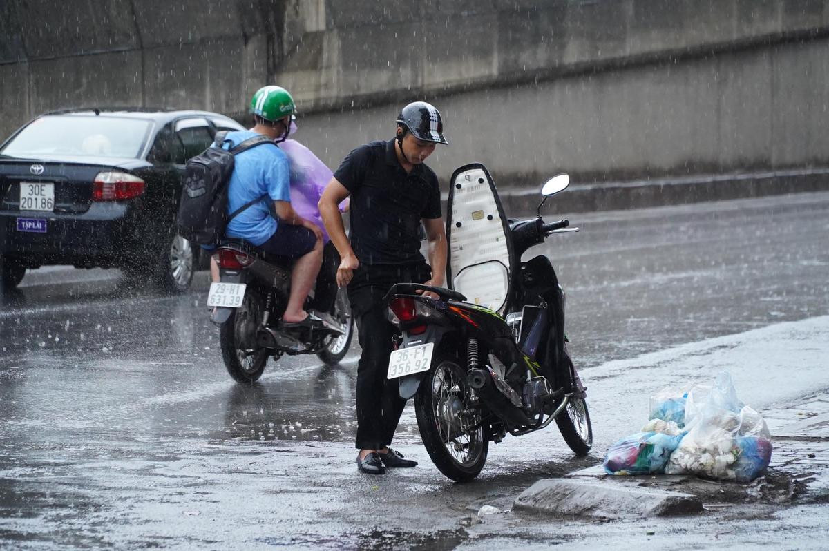 Mưa 'vàng' giải nhiệt Hà Nội sau chuỗi nắng nóng kỷ lục kéo dài nhất lịch sử trong vòng gần 50 năm qua Ảnh 5