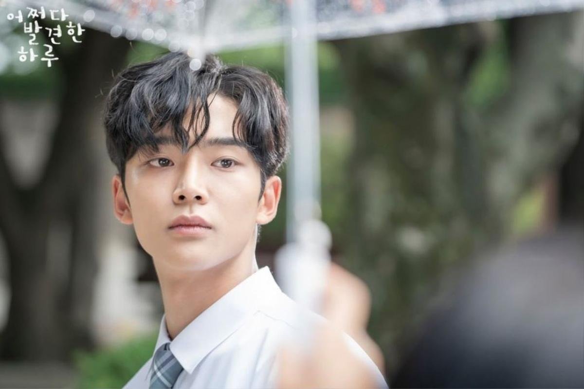 Rowoon (SF9) chấn thương nặng vẫn phải chống nạng đi làm, FNC làm ăn kiểu gì thế này? Ảnh 2