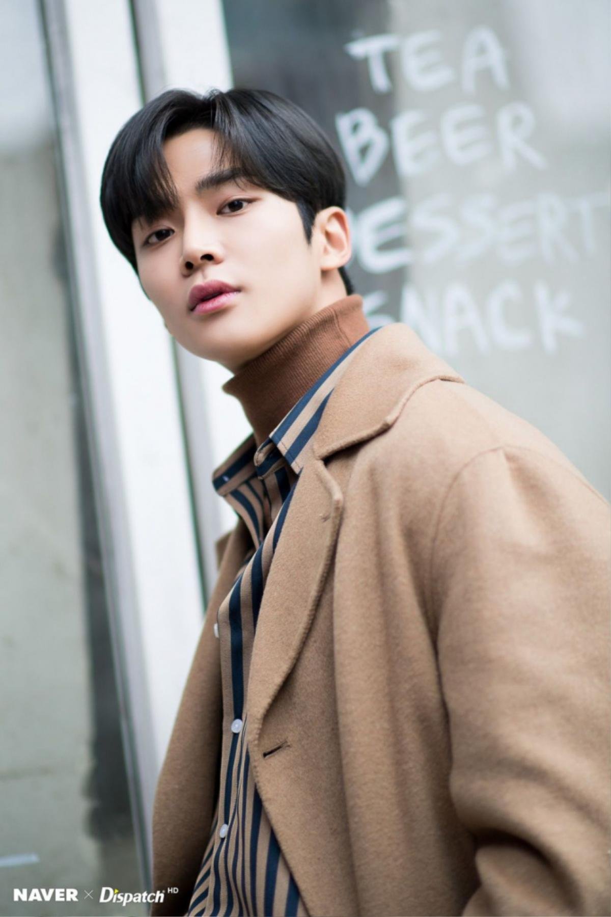 Rowoon (SF9) chấn thương nặng vẫn phải chống nạng đi làm, FNC làm ăn kiểu gì thế này? Ảnh 1