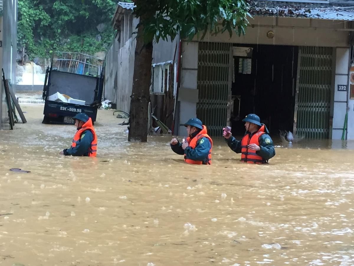 Mưa cực lớn khiến nhiều tuyến đường Hà Giang ngập sâu trong biển nước, mẹ cùng con gái 15 tuổi bị đất đá vùi lấp tử vong Ảnh 9