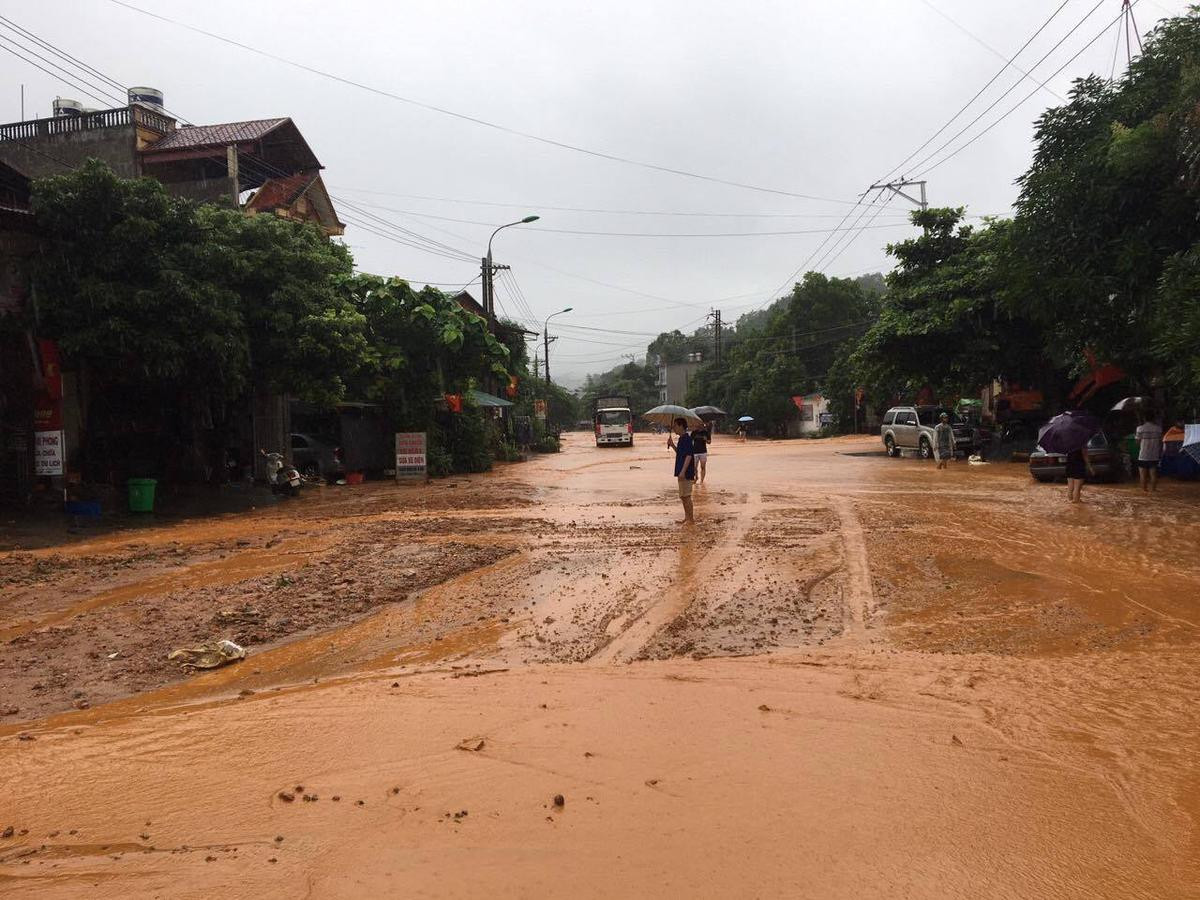 Mưa cực lớn khiến nhiều tuyến đường Hà Giang ngập sâu trong biển nước, mẹ cùng con gái 15 tuổi bị đất đá vùi lấp tử vong Ảnh 4