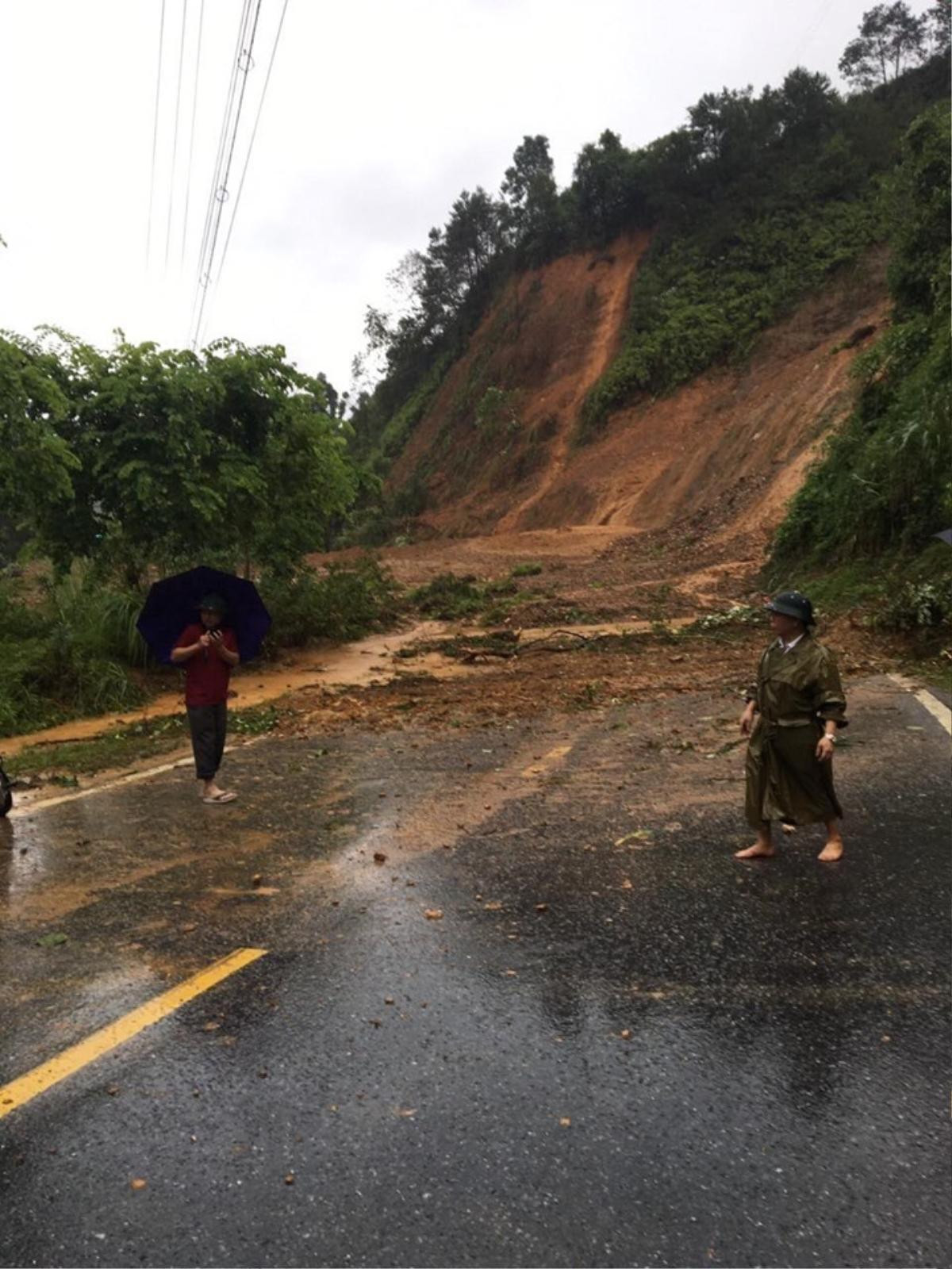 Mưa cực lớn khiến nhiều tuyến đường Hà Giang ngập sâu trong biển nước, mẹ cùng con gái 15 tuổi bị đất đá vùi lấp tử vong Ảnh 5