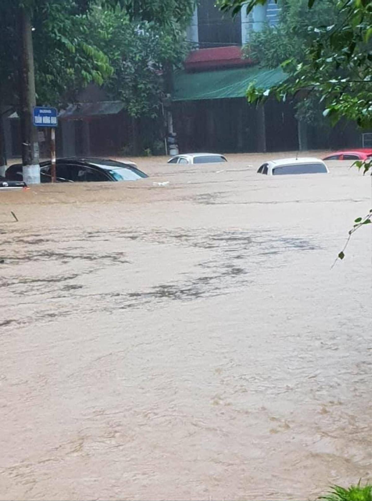 Mưa cực lớn khiến nhiều tuyến đường Hà Giang ngập sâu trong biển nước, mẹ cùng con gái 15 tuổi bị đất đá vùi lấp tử vong Ảnh 2