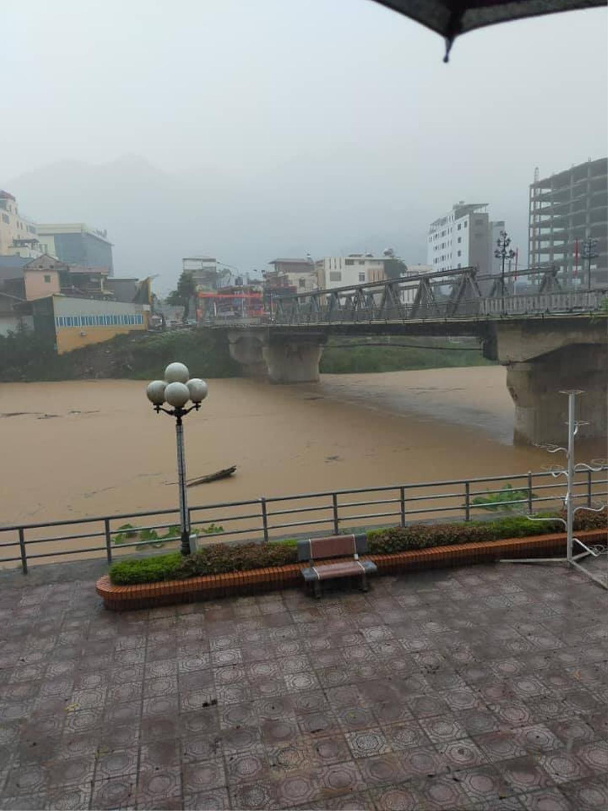 Mưa cực lớn khiến nhiều tuyến đường Hà Giang ngập sâu trong biển nước, mẹ cùng con gái 15 tuổi bị đất đá vùi lấp tử vong Ảnh 1