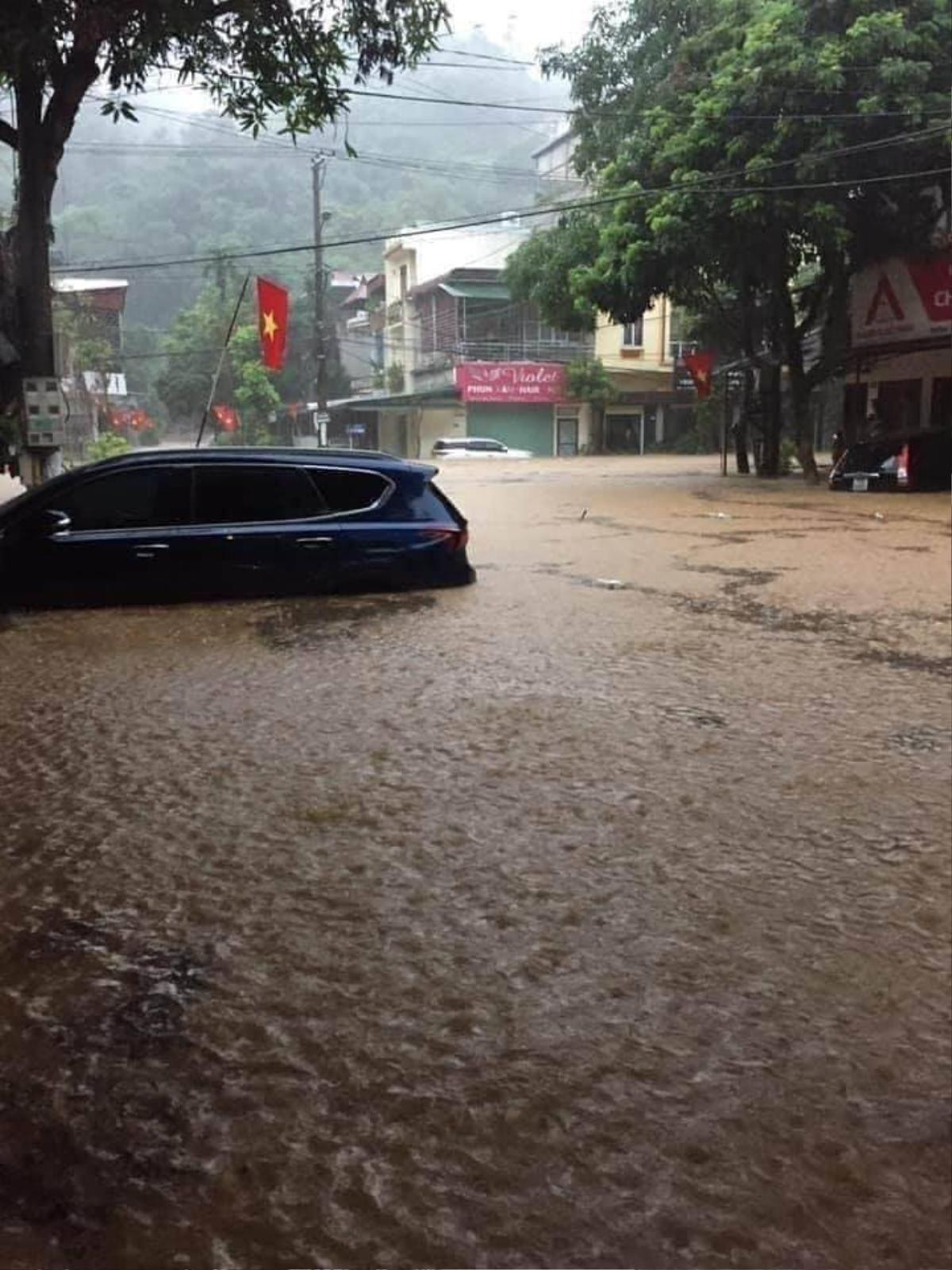 Mưa cực lớn khiến nhiều tuyến đường Hà Giang ngập sâu trong biển nước, mẹ cùng con gái 15 tuổi bị đất đá vùi lấp tử vong Ảnh 3