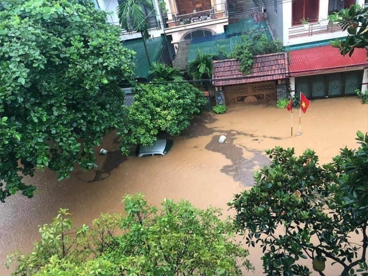 Mưa cực lớn khiến nhiều tuyến đường Hà Giang ngập sâu trong biển nước, mẹ cùng con gái 15 tuổi bị đất đá vùi lấp tử vong Ảnh 7