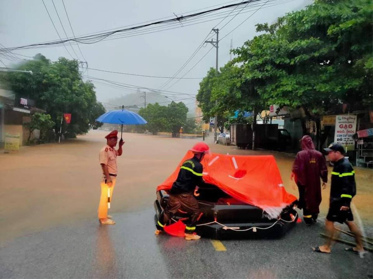 Mưa cực lớn khiến nhiều tuyến đường Hà Giang ngập sâu trong biển nước, mẹ cùng con gái 15 tuổi bị đất đá vùi lấp tử vong Ảnh 8