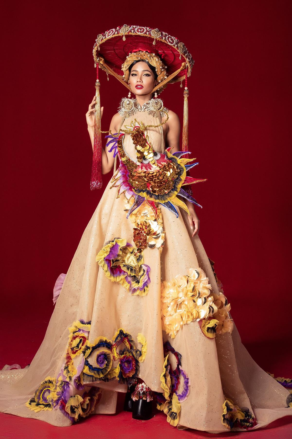 Chủ nhân National Costume Nàng Mây thiết kế váy tàu điện Metro cho Khánh Vân: Cổng trường cũng thành trang phục cực chất Ảnh 9