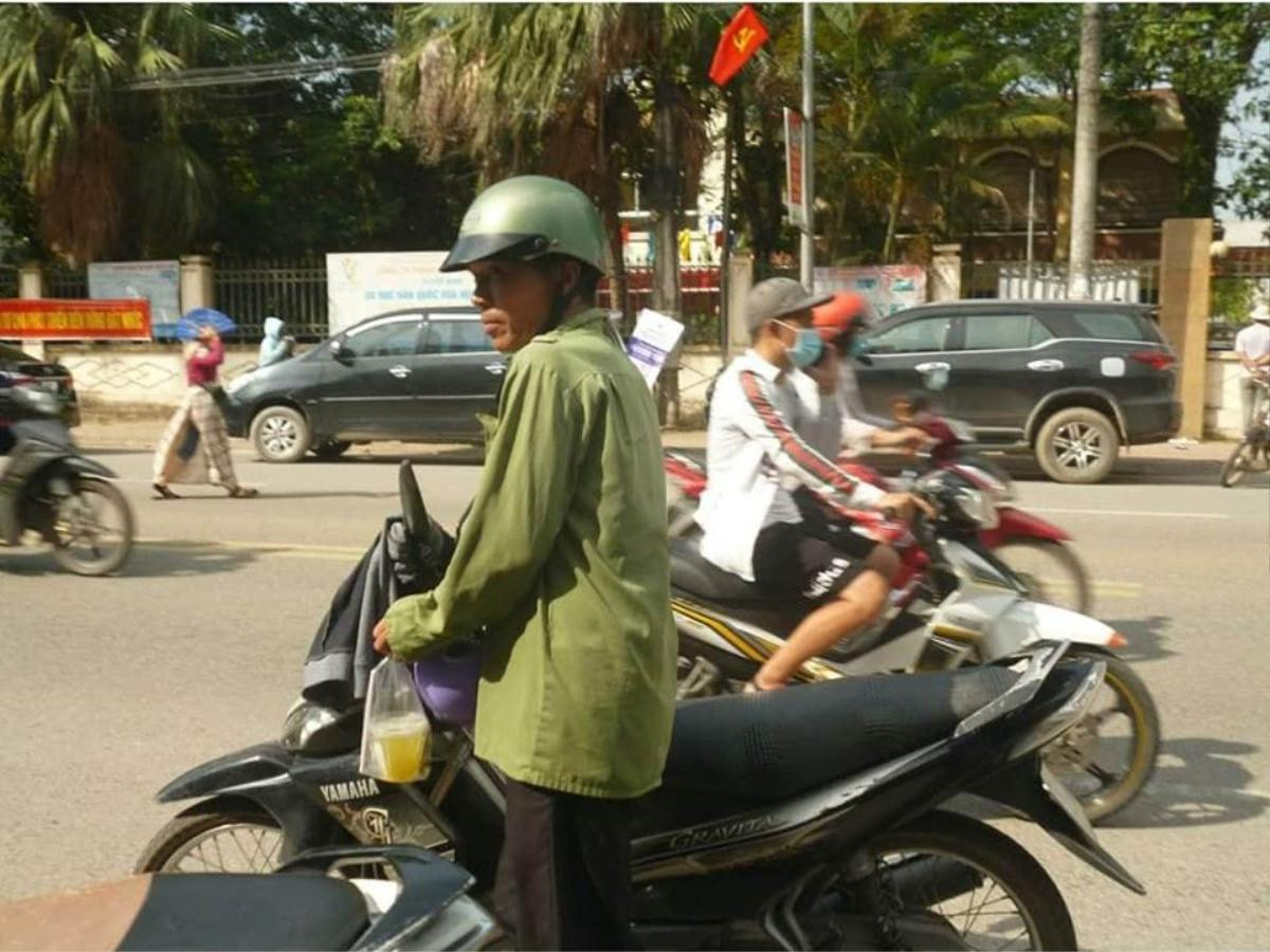 Hình ảnh đẹp mùa thi tuyển sinh 10: Người bố đứng dưới cái nắng Hà Nội cả giờ đồng hồ chỉ vì một lý do này Ảnh 1