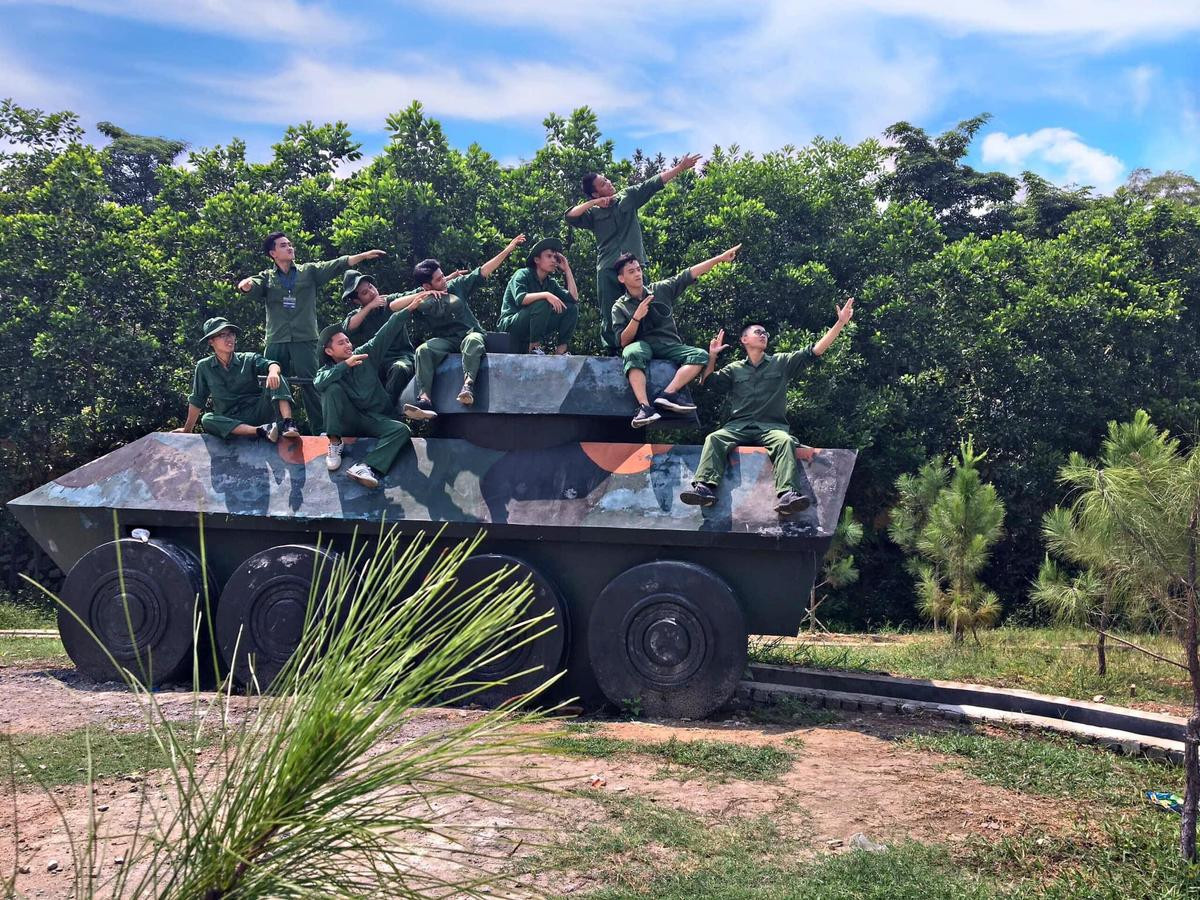 Nam sinh Đại học Kinh tế Quốc dân khiến bao người xao xuyến với loạt ảnh tại kỳ học quân sự Ảnh 11