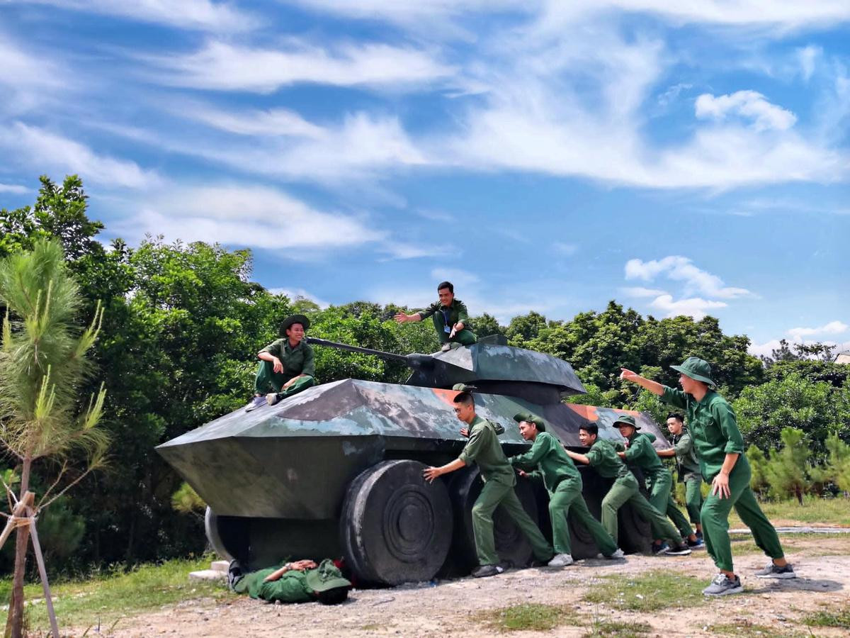 Nam sinh Đại học Kinh tế Quốc dân khiến bao người xao xuyến với loạt ảnh tại kỳ học quân sự Ảnh 9