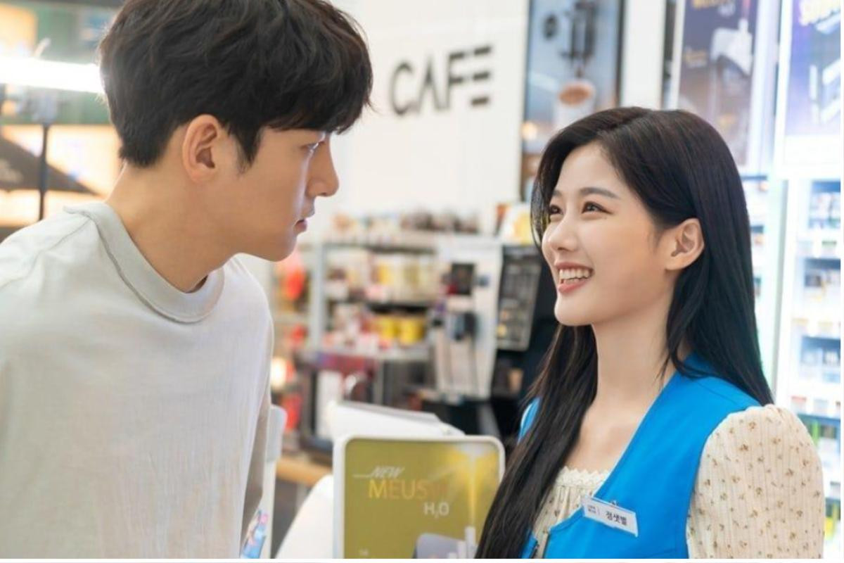 Backstreet Rookie: Ji Chang Wook đưa Kim Yoo Jung trở lại cửa hàng của anh ấy với tư cách là người quản lý cửa hàng tiện lợi Saet Byul Ảnh 3