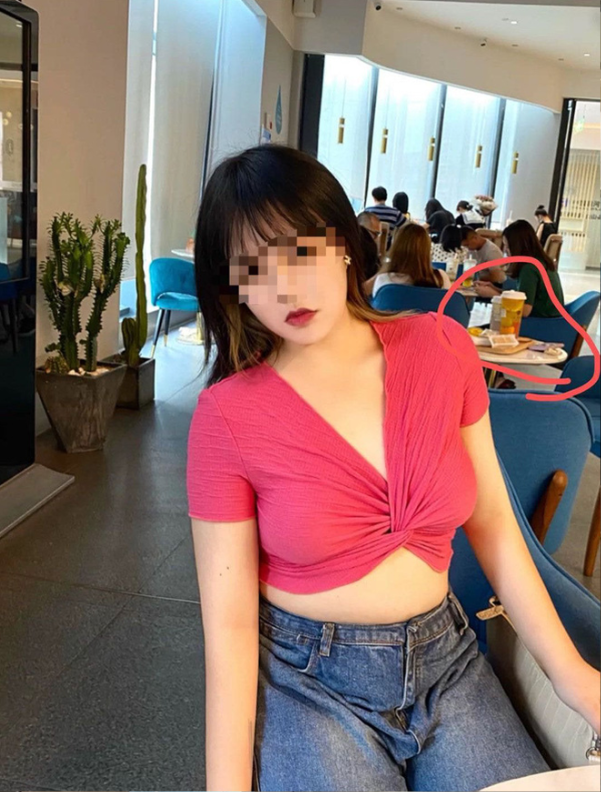 Đam mê 'sống ảo', hotgirl mạng xã hội khiến dân tình 'ngã ngửa' khi lộ nhan sắc thật qua 'ống kính' người đi đường Ảnh 3