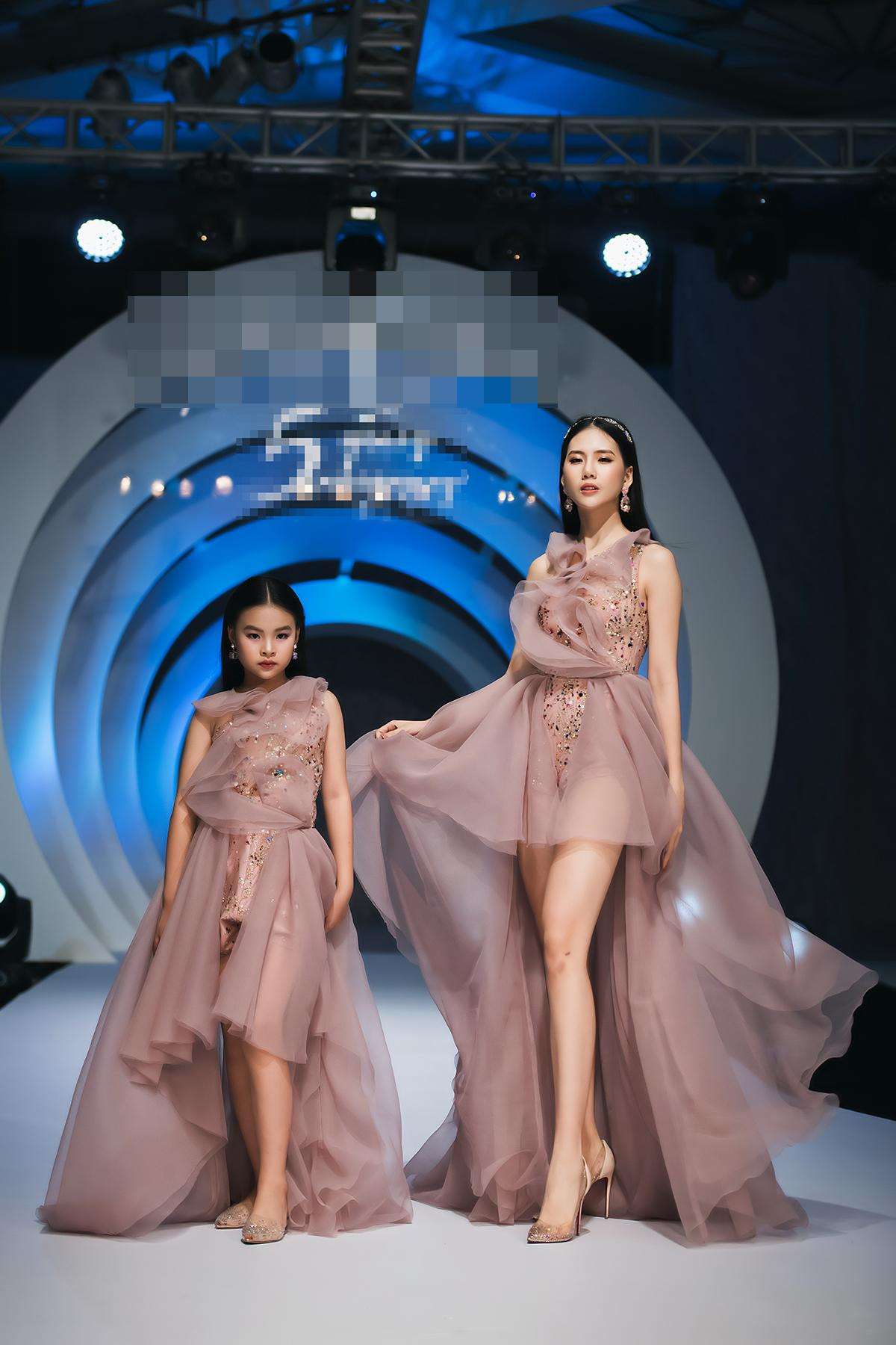 Mẫu nhí 9 tuổi song kiếm hợp bích siêu mẫu Bùi Quỳnh Hoa 'quét sạch' sàn catwalk Ảnh 2