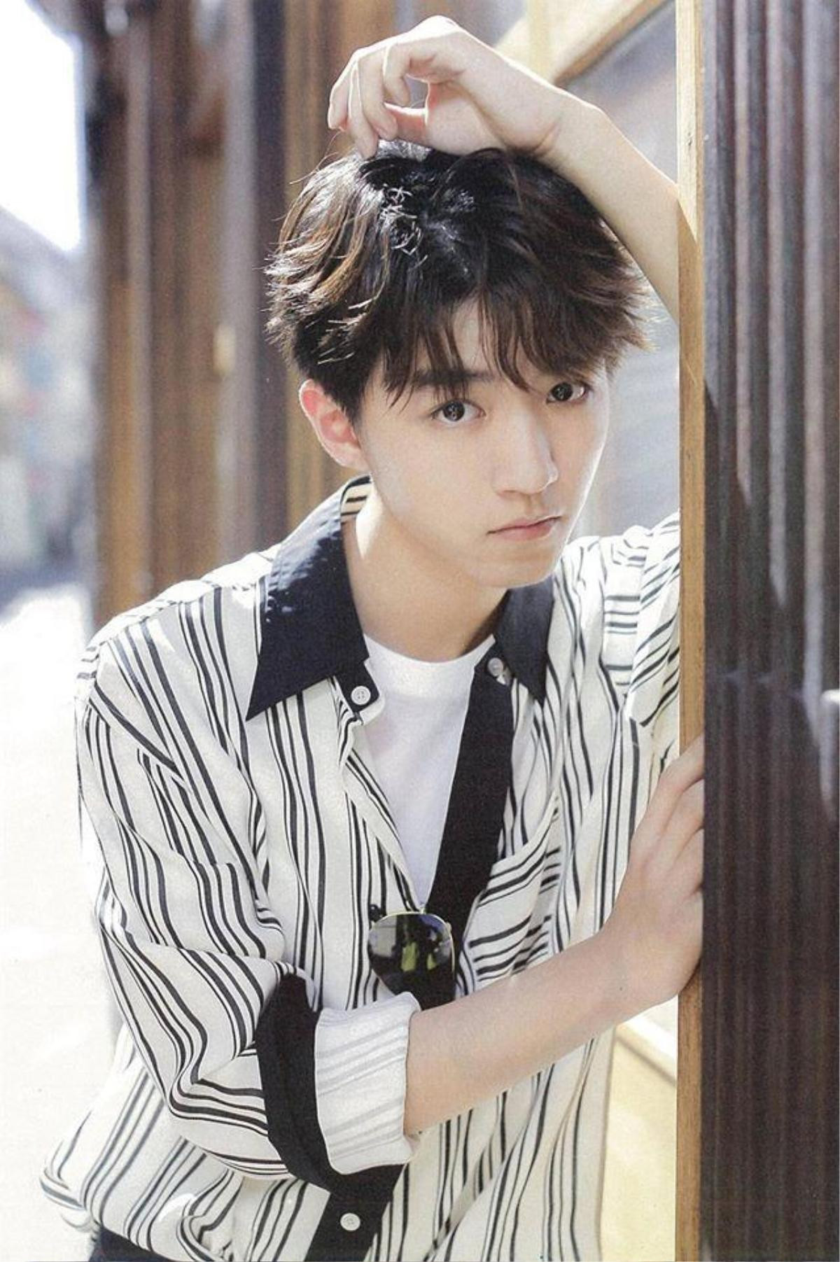 Ba thành viên TFBOYS lên bìa tạp chí cùng nữ nghệ sĩ: Vương Tuấn Khải lạnh lùng, Vương Nguyên tự nhiên, Dịch Dương Thiên Tỉ khí chất Ảnh 7