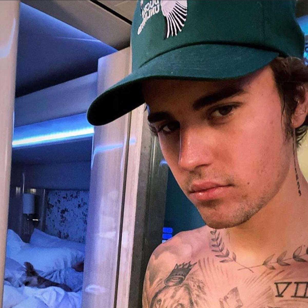 Justin Bieber khoe làn da căng bóng, khỏe mạnh nhờ được Hailey điều trị mụn trong thời gian cách ly Ảnh 2