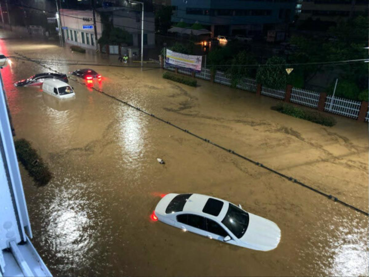 Hàn Quốc đường ngập thành sông, cao tới ngang ngực do mưa lớn Ảnh 6