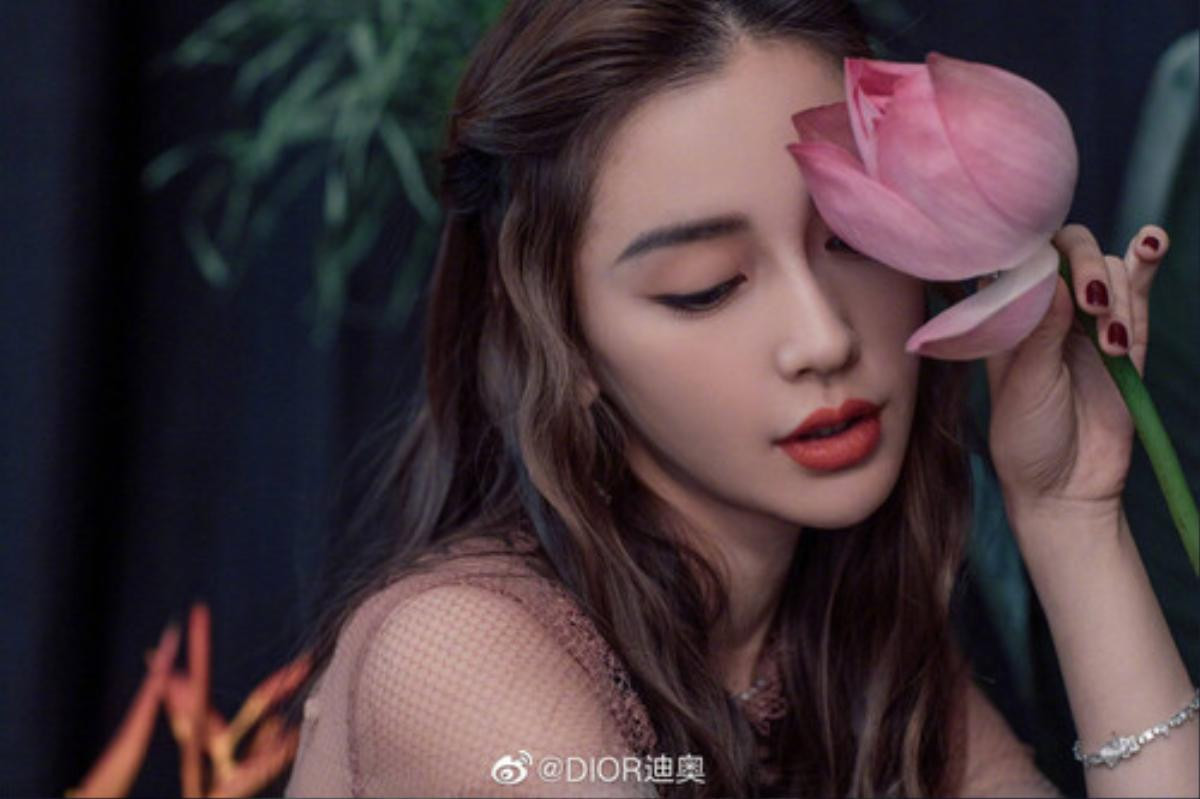 Thật hư chuyện Angelababy bị Dior ghẻ lạnh, mất vị thế độc tôn vào tay Triệu Lệ Dĩnh Ảnh 1