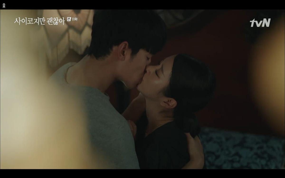 'Điên thì có sao' tập 11: Kim Soo Hyun hôn mãnh liệt Seo Ye Ji để chúc mừng sinh nhật Ảnh 14