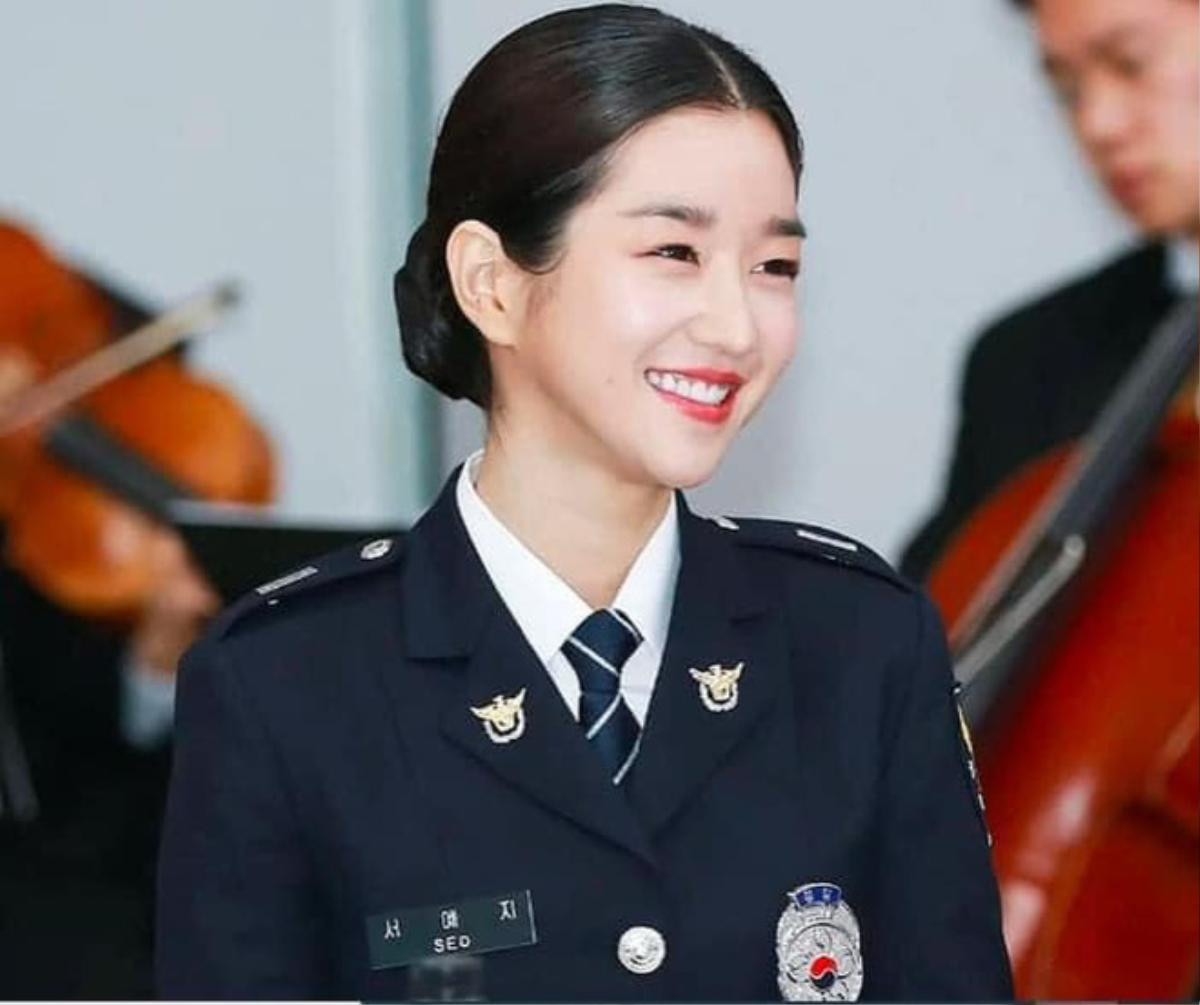 2 nữ sĩ quan xinh đẹp nhất của làng phim Hàn Quốc: IU được fan Suli khen ngợi, Seo Ye Ji gây choáng ngợp Ảnh 11